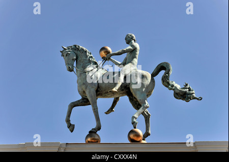 La sculpture équestre sur le toit, Ayuntamiento et le quartier San Matias-Realejo, Plaza del Carmen, Grenade, Andalousie, Espagne, Europe Banque D'Images