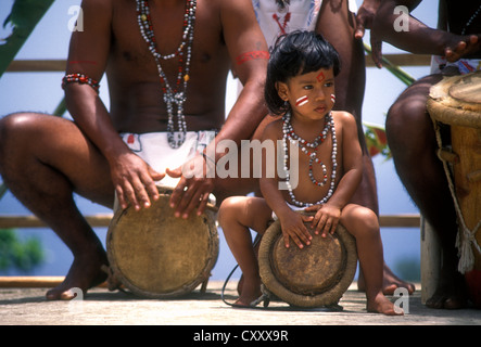 Carib Indian boy, boy, Caribes, à jouer de la batterie, batteur, percussionniste, Hamlet, Salybia, Territoire Carib, Dominique, aux Antilles Banque D'Images