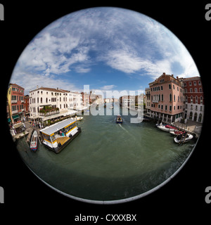 Circulaire de 180 degrés vue fisheye le long du Grand Canal de Venise de la Ponte degli Scalzi (le pont de la moines pieds nus) Banque D'Images