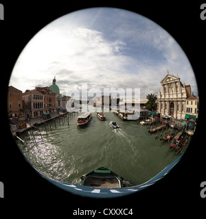 Circulaire de 180 degrés vue fisheye le long du Grand Canal de Venise de la Ponte degli Scalzi (le pont de la moines pieds nus) Banque D'Images