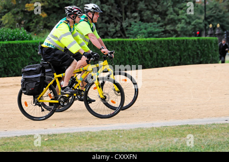 Deux agents de police sur les bicyclettes, patrouille à vélo, à Hyde Park, Londres, Angleterre, Royaume-Uni, Europe Banque D'Images