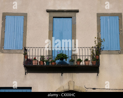 J'petit balcon est décorée avec des plantes en pot dans le village perché ville de Fanjeaux Aude Languedoc France Banque D'Images