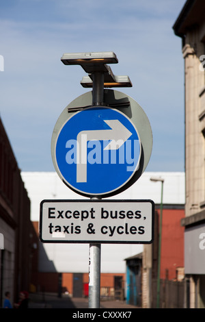 Un panneau routier indiquant un virage à droite obligatoire mais avec restrictions Banque D'Images