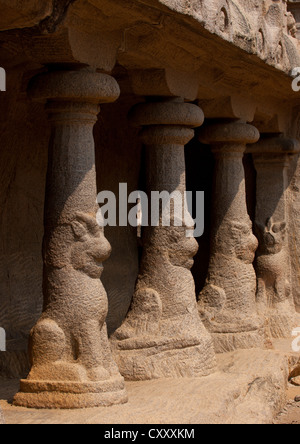 Des Pierres sculptées piliers de la Bhima Ratha dans les cinq Rathas Temple, Mahabalipuram, Inde Banque D'Images