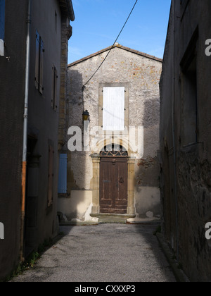 Scène médiévale montrant les anciens bâtiments en pierre du village perché de Fanjeaux Aude, Languedoc, France Banque D'Images