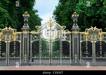 Porte d'entrée, les armoiries royales sur la porte du palais de Buckingham, Londres, Angleterre, Grande-Bretagne, Europe Banque D'Images