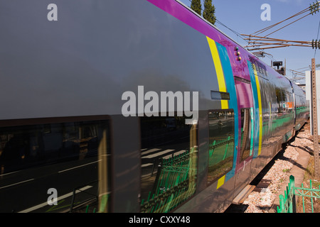 Un train régional TER quitte la gare de Nantes en France. Banque D'Images