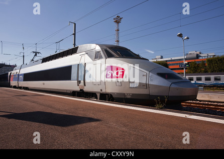 Un TGV à la gare de Nantes attend en France. Banque D'Images