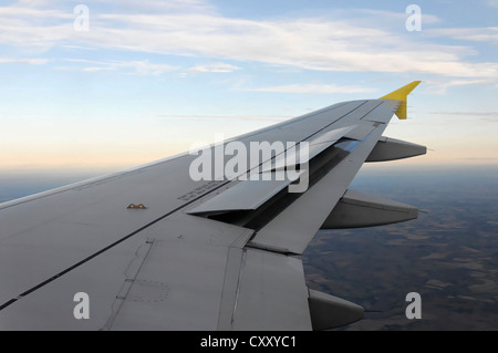 Aile droite, Airbus A319, en vol, Stuttgart - London, Londres, Angleterre, Royaume-Uni, Europe Banque D'Images