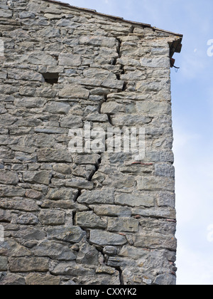 De grandes fissures dans le mur d'un bâtiment qui est affaissé Banque D'Images