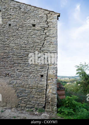 De grandes fissures dans le mur d'un bâtiment qui est affaissé Banque D'Images