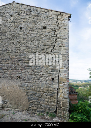 De grandes fissures dans le mur d'un bâtiment qui est affaissé Banque D'Images