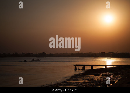 Coucher du soleil sur le lac Timsah, partie du canal de Suez, Ismaïlia, Egypte Banque D'Images