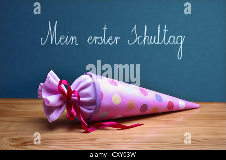 Schultuete ou cône de l'école avec des cadeaux et des bonbons devant une école tableau noir avec le message Mein erster Schultag, Allemand Banque D'Images