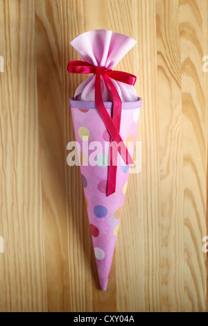 Schultuete ou cône rose école rempli de cadeaux et de bonbons Banque D'Images