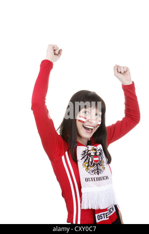 Jeune femme, fan de football avec un visage peint, drapeau national autrichien, portant une écharpe de football Banque D'Images