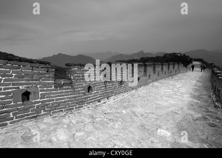 Image en noir et blanc, la section de Mutianyu de la Grande Muraille de Chine, Beijing, vallée de Mutianyu Provence, Chine, Asie. Banque D'Images