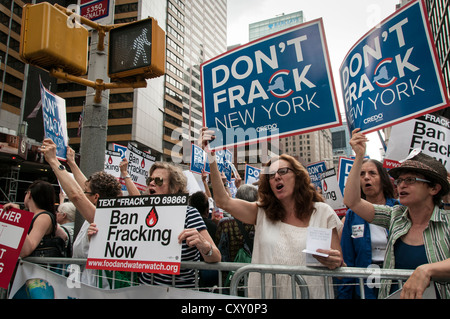 Une manifestation de protestation contre la fracturation hydraulique Manhattan pour le gaz naturel à New York en dehors de NY gouverneur Cuomo's hotel. Banque D'Images