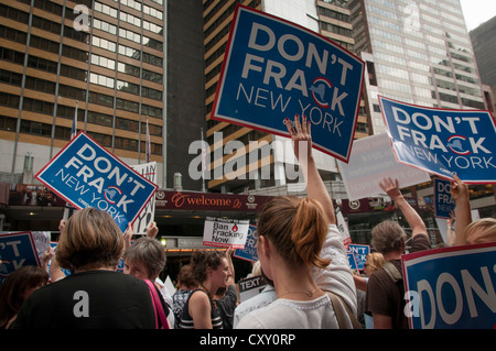 Une manifestation de protestation contre la fracturation hydraulique Manhattan pour le gaz naturel à New York en dehors de NY gouverneur Cuomo's hotel. Banque D'Images