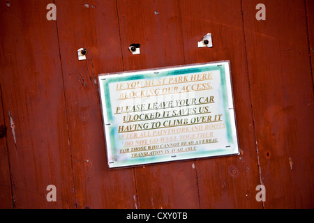Si vous devez vous garer ici blocage de notre accès  Avertissement pas de parking sur place à Kettlewell dans le North Yorkshire Dales, Royaume-Uni Banque D'Images