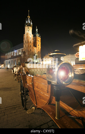 Promenades en calèche dans la place du marché, Rynek Glowny, Eglise St Mary à l'arrière, Krakow, Cracovie, Pologne, Europe Banque D'Images