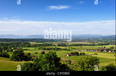 Vue du Mt Hirschberg près de Paehl pour les contreforts des Alpes à Weilheim, Alpes avec Mt Zugspitze, cinq lacs Banque D'Images