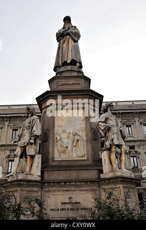 Monument de Pietro Magni, Léonard de Vinci de 1872, la place Piazza della Scala, Milan, Italie, Europe, PublicGround Banque D'Images