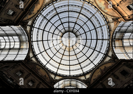 Dôme en verre, la Galleria Vittorio Emanuele II Gallery, le premier centre commercial couvert dans le monde entier, l'architecte Giuseppe Mengoni Banque D'Images