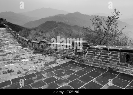 Image en noir et blanc, la section de Mutianyu de la Grande Muraille de Chine, Beijing, vallée de Mutianyu Provence, Chine, Asie. Banque D'Images