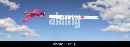 Avion dans le ciel tirant une bannière avec le message Je t'aime, Français pour Je t'aime, illustration Banque D'Images