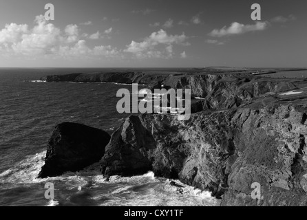 Image en noir et blanc de Bedruthan Steps sea stacks, Carnewas, de l'île Cornwall County ; Angleterre ; UK Banque D'Images