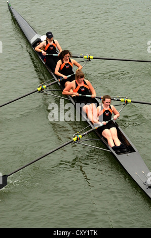 Quatre femmes dans l'équipe d'aviron bateau aviron de compétition au collège la race Banque D'Images