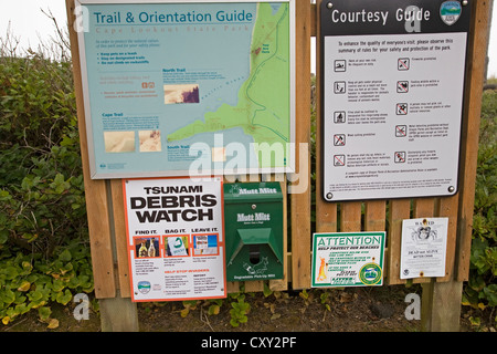 Un signe sur la plage de la côte du Pacifique de l'Oregon les visiteurs d'observer d'avertissement pour les débris du tsunami japonais Banque D'Images