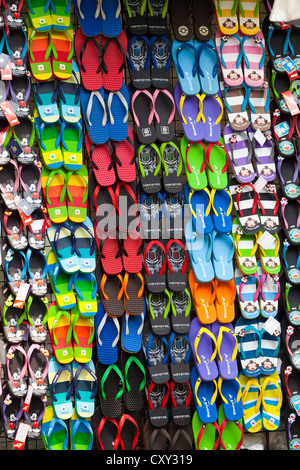 Tongs colorées sur le marché de Chatuchak à Bangkok, Thaïlande Banque D'Images