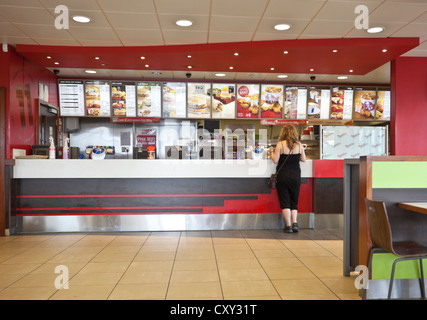 Service au comptoir de restauration rapide KFC, Londres, Angleterre, Royaume-Uni. Banque D'Images