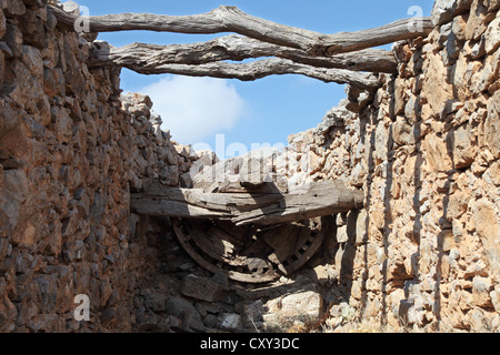 Vue intérieure montrant l'ancien mécanisme de moulin à vent traditionnel à l'abandon au-dessus du plateau de Lassithi, Crète, Grèce Banque D'Images