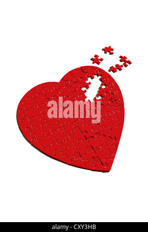 Red Heart-shaped jigsaw puzzle, incomplète Banque D'Images