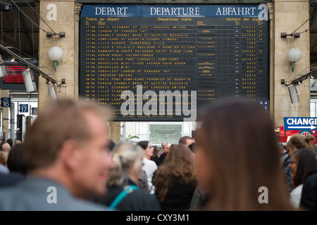 Détail de destinations sur les départs et de nombreux passagers attendant de train à la Gare du Nord à Paris Franc Banque D'Images