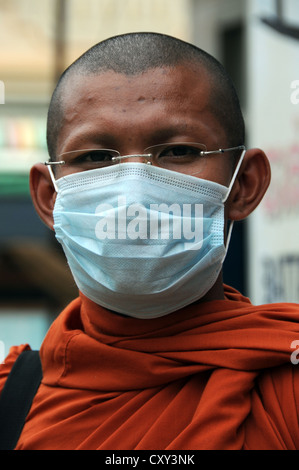 Le moine bouddhiste portant un masque de visage, Battambang, Cambodge, Asie Banque D'Images