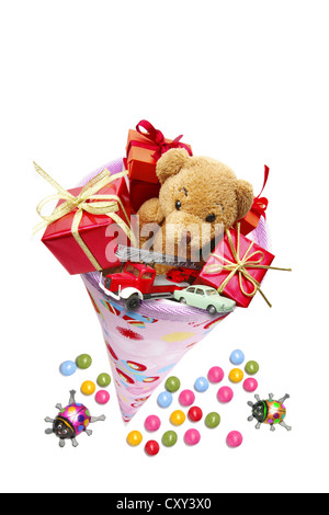 Schultuete ou cône rose école rempli de cadeaux et de bonbons Banque D'Images