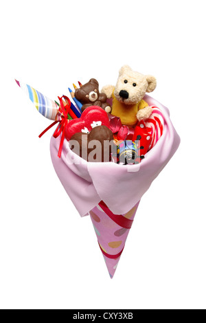 Schultuete ou cône rose école rempli de cadeaux et de bonbons Banque D'Images