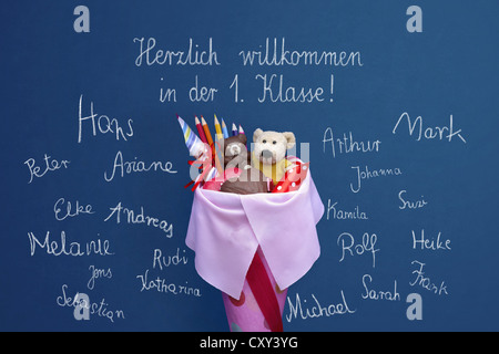 Tableau noir de l'école avec le message, Herzlich willkommen in der 1. Klasse, Allemand pour Bienvenue à 1ère classe, et noms des enfants Banque D'Images