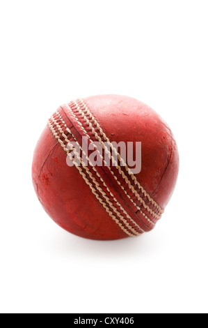 Cricket ball utilisé isolé sur fond blanc Banque D'Images