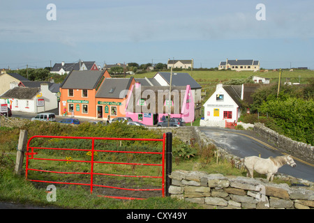 Maisons colorées au centre du village, Doolin, comté de Clare, Irlande Banque D'Images