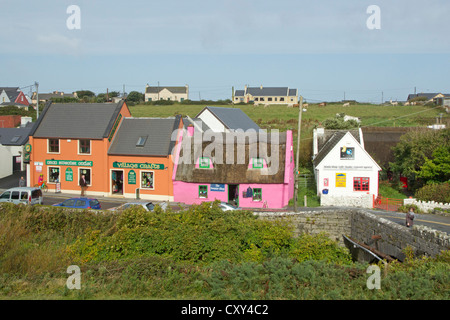 Maisons colorées au centre du village, Doolin, comté de Clare, Irlande Banque D'Images