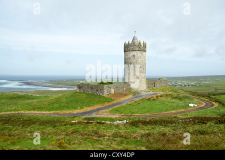 Tower près de Doolin, comté de Clare, Irlande Banque D'Images