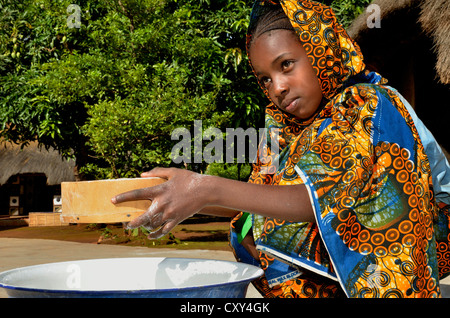 Jeune fille dans le village d'Idool tamisant la farine, près de Ngaoundéré, Cameroun, Afrique centrale, Afrique Banque D'Images