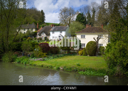La région de Woodford cottages sur la banque du fleuve Avon dans le Wiltshire UK Banque D'Images