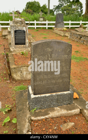 Pierres tombales dans le cimetière allemand à côté de l'ancienne église allemande de la Mission Pallottine catholique de Kribi, Cameroun Banque D'Images