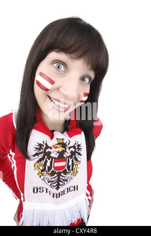 Jeune femme, fan de football avec un visage peint, drapeau national autrichien, portant une écharpe de football Banque D'Images